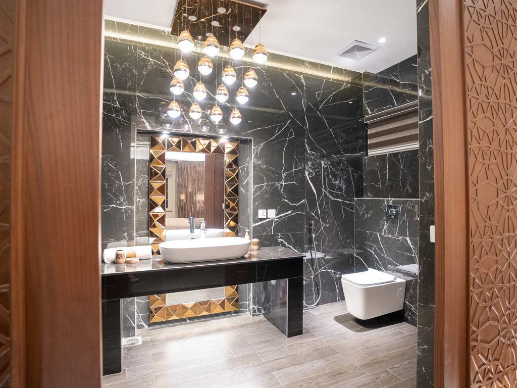 luxury bathroom decor